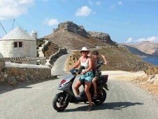 In moto sulle colline di Leros