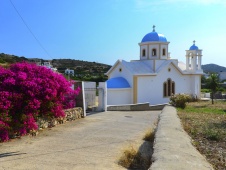 Una piccola chiesetta colorata sull'isola di Lipsi
